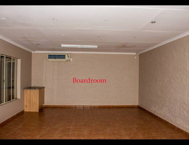 1,800M² BUILDING FOR SALE IN RUSTENBURG INDUSTRIAL